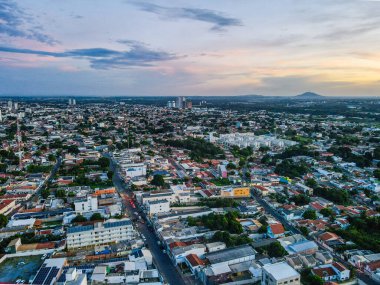 Yazın günbatımında hava şehri manzarası Cuiaba Mato Grosso Brezilya 'da.