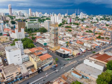 Yazın Cuiaba Mato Grosso Brezilya 'da fırtına bulutlarıyla hava şehri manzarası