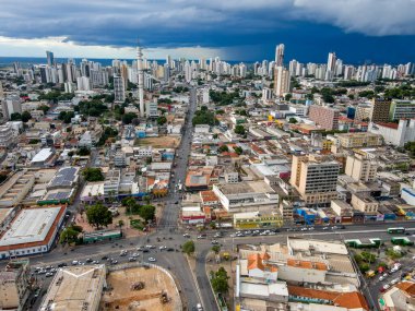 Yazın Cuiaba Mato Grosso Brezilya 'da fırtına bulutlarıyla hava şehri manzarası