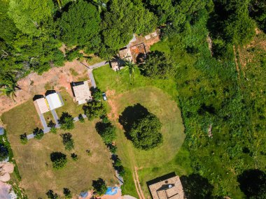 Yaz boyunca Bom Jardim 'de Mato Grosso Brezilya' nın Nobres kırsalındaki kamp alanının havadan aşağı tepesi.