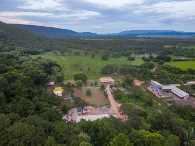 Nobres 'te yaz boyunca yağmur ormanlarının ve köylerin hava manzarası Bom Jardim Grosso Brezilya