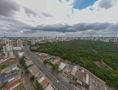 Yazın Cuiaba Mato Grosso Brezilya 'daki Parque Mae Bonafacia parkının havacılık manzarası