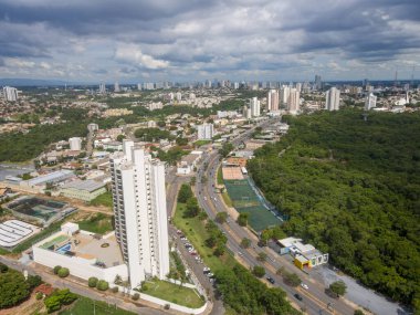 Yazın Cuiaba Mato Grosso Brezilya 'daki Parque Mae Bonafacia parkının havacılık manzarası