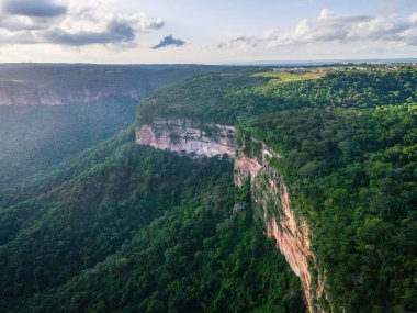 Yazın Mato Grosso Brezilya 'da Chapada dos Guimares Ulusal Parkı' nda ormanın aşağısındaki hava üssü.