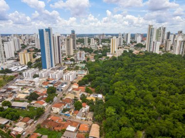 Yazın Cuiaba Mato Grosso Brezilya 'daki Parque Mae Bonafacia parkının havacılık manzarası