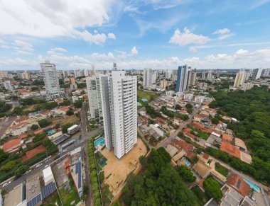 Yazın Cuiaba Mato Grosso Brezilya 'da hava manzarası ve gökyüzü düzenleyicisi