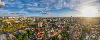 Cuiaba Mato Grosso Brezilya 'da güneşli yaz günlerinde gökyüzü manzarası