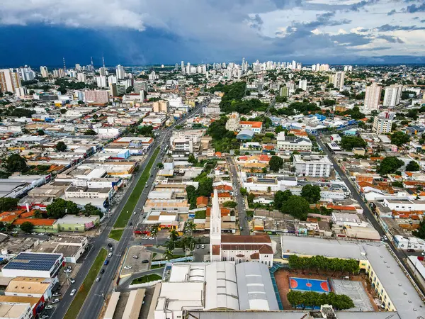 Yazın Cuiaba Mato Grosso Brezilya 'da fırtına bulutlarıyla hava şehri manzarası