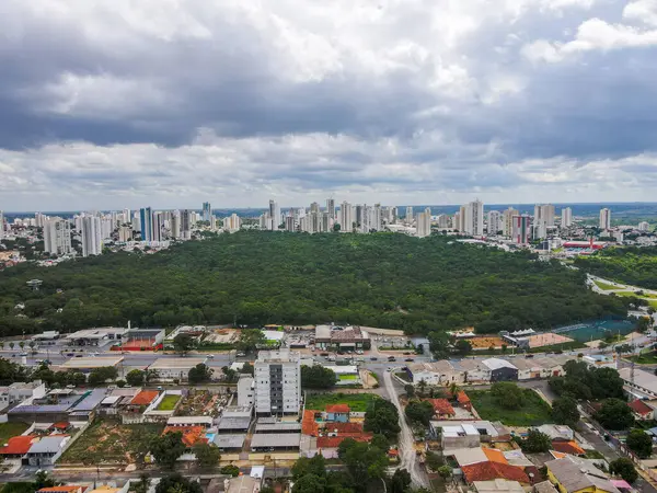 Yazın Cuiaba Mato Grosso Brezilya 'daki Parque Mae Bonafacia parkının havacılık manzarası