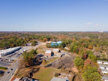 Atlanta Georgia 'da günbatımında, günbatımında yerleşim alanı ve su kulesinin hava manzarası.