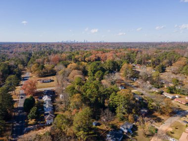 Atlanta Georgia 'da günbatımında Atlanta Skyline ve yerleşim alanlarının hava manzarası