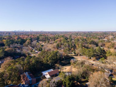 Decatur Atlanta Georgia ABD 'de sonbahar günbatımında yerleşim alanının havadan manzarası