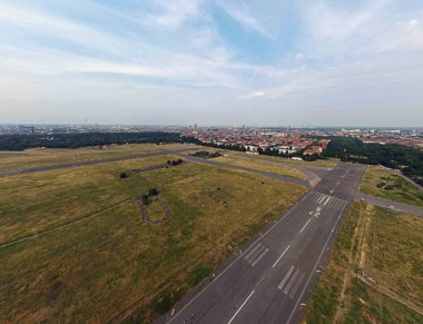 Tempelhofer Feld havaalanının havadan manzarası Orta Berlin Almanya 'da yaz aylarında terk edilmiş havaalanında.