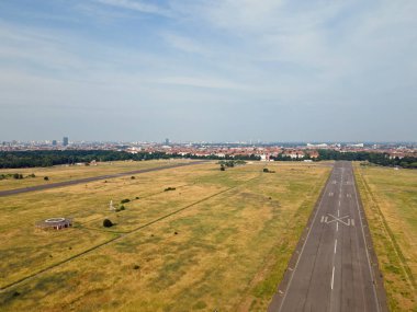 Tempelhofer Feld havaalanının havadan manzarası Orta Berlin Almanya 'da yaz aylarında terk edilmiş havaalanında.