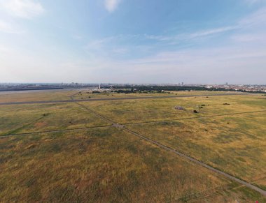 Tempelhofer Feld havaalanının havadan manzarası Orta Berlin Almanya 'da yaz aylarında terk edilmiş havaalanında.