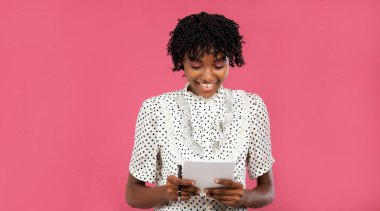 Beyaz bir şey tutan ve gülümseyen güzel bir esmer kızın reklam portresi. Kıvırcık saçlı bir kız elinde not defteri ve pembe arka planda gülümseyen bir kaleme bakıyor.