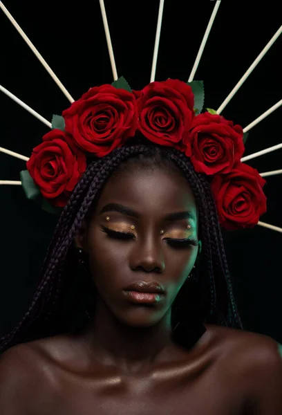 Retrato Cerca Una Hermosa Joven Negra Con Los Ojos Cerrados — Foto de Stock