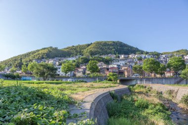 Fushimigawa Nehri Kanazawa, Japonya 'daki yerleşim bölgesinden geçiyor.
