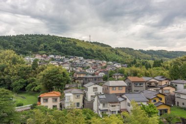 Japonya, Kanazawa 'nın dışındaki tepelerde bir köy.