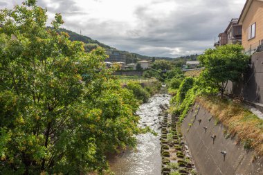 Fushimigawa Nehri Kanazawa, Japonya 'daki yerleşim bölgesinden geçiyor.