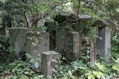 Mezarlıktaki taş anıtlar, Kanazawa, Ishikawa, Japonya.