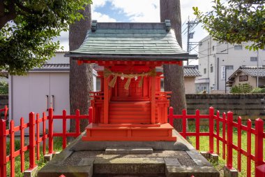Japonya, Kanazawa 'daki Nomachiinari türbesi. Ayırt edici kırmızı ahşap yapısı tilki tanrısı Inari 'nin iki heykeliyle çevrili..