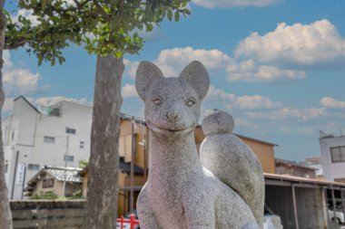 Japonya, Kanazawa 'daki Nomachiinari türbesi. Ayırt edici kırmızı ahşap yapısı tilki tanrısı Inari 'nin iki heykeliyle çevrili..