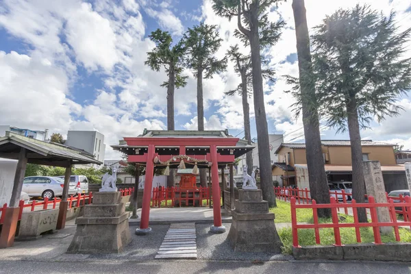 Nomachiinari Shinto Szentély Kanazawában Japánban Jellegzetes Vörös Szerkezetet Két Szobor — Stock Fotó