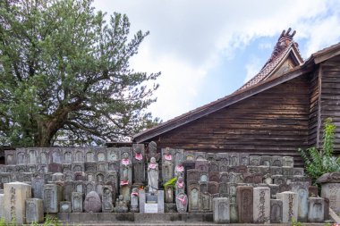 Mezarlıktaki taş anıtlar, Kanazawa, Ishikawa, Japonya.