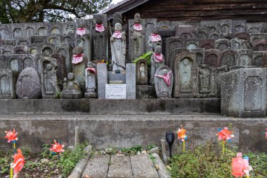 Mezarlıktaki taş anıtlar, Kanazawa, Ishikawa, Japonya.