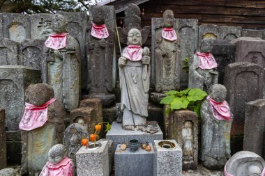 Mezarlıktaki taş anıtlar, Kanazawa, Ishikawa, Japonya.