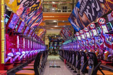 Eğlence atari salonunda Pachinko makineleri, Kanazawa, Ishikawa, Japonya.