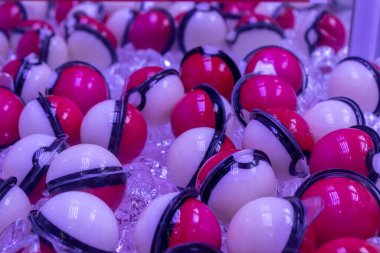 Eğlence, Kanazawa, Ishikawa Bölgesi, Japonya 'da renkli çocuk oyuncakları ödüllerinin yakın çekimi.