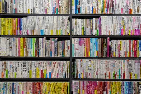 Japonya Kanazawa Daki Büyük Bir Ikinci Kitap Dükkanındaki Kitap Raflarının — Stok fotoğraf