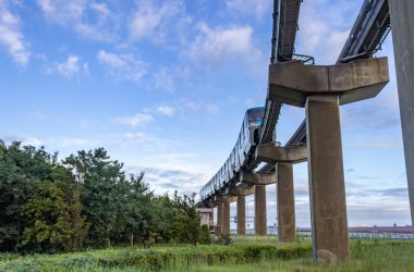 Tokyo 'yu Haneda Havaalanı' na bağlayan Haneda Ekspresi 'nin görüntüsü.