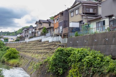 Japonya, Kanazawa 'nın dışındaki tepelerde Yamashina köyü ve Fushimigawa nehrinin manzarası.