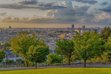 Kanazawa, Ishikawa Bölgesi, Japonya Yazın gün batımında, Daijouji Jill Park 'tan batıya, Japon Denizi' ne doğru bakıyor..