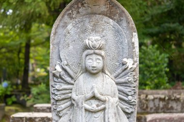 Bodhisattva 'nın taş heykeli (halk sanatı). Kanazawa, Japonya.