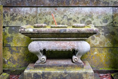 Mezarda sunak, Kanazawa, Japonya, tütsü çubuğuyla..