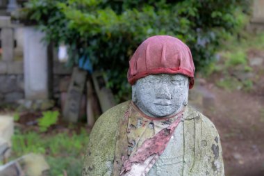 Ojizou-san 'ın taş heykeli (halk sanatı), çocukların koruyucusu ve gezginlerin koruyucusu, Japonya.