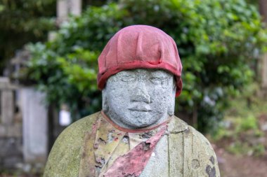 Ojizou-san 'ın taş heykeli (halk sanatı), çocukların koruyucusu ve gezginlerin koruyucusu, Japonya.