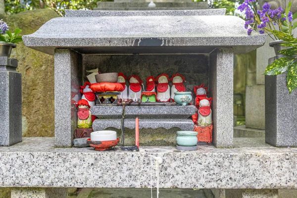 Çocukların koruyucusu Ojizou san 'ın taş heykel (halk sanatı) koleksiyonu ve adaklar. Kanazawa, Japonya.