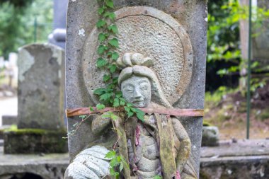 Ojizou-san 'ın taş heykeli (halk sanatı), çocukların koruyucusu ve gezginlerin koruyucusu, Japonya.