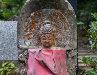Ojizou-san 'ın taş heykeli (halk sanatı), çocukların koruyucusu ve gezginlerin koruyucusu, Japonya.