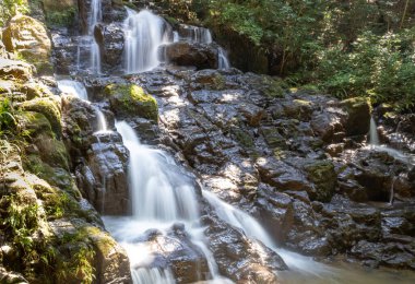Nanatsu Şelalesi, Ishikawa, Japonya 'da yedi şelale seti..