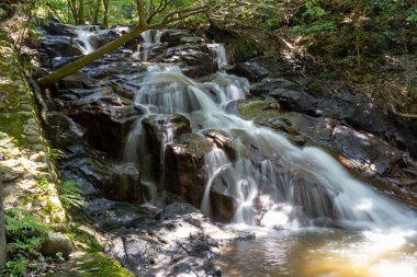Nanatsu Şelalesi, Ishikawa, Japonya 'da yedi şelale seti..