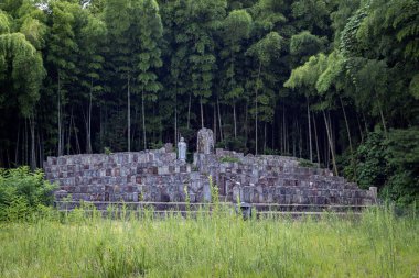 Ojizou san 'ın taş heykelleri, çocukların koruyucusu ve gezginlerin koruyucusu, ve yüzlerce küçük mezar, Kanazawa Japonya.