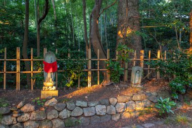 Ojizou-san 'ın taş heykeli (halk sanatı), çocukların koruyucusu ve gezginlerin koruyucusu, Japonya.