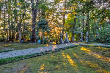 Daijouji Tapınağı 'ndaki taş anıtlar, gün batımında, Kanazawa, Ishikawa, Japonya.