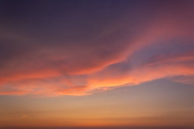 Alacakaranlıktaki yaz bulutlarının soyut görüntüsü, Kanazawa, Japonya.